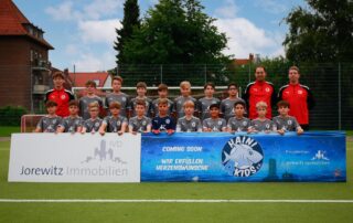 HAINI4KIDS - Mannschaftsfotos Eintracht HAINI4KIDS Verein Bielefeld Kinder Wunsch Herzenswunsch Spende Jorewitz Immobilien