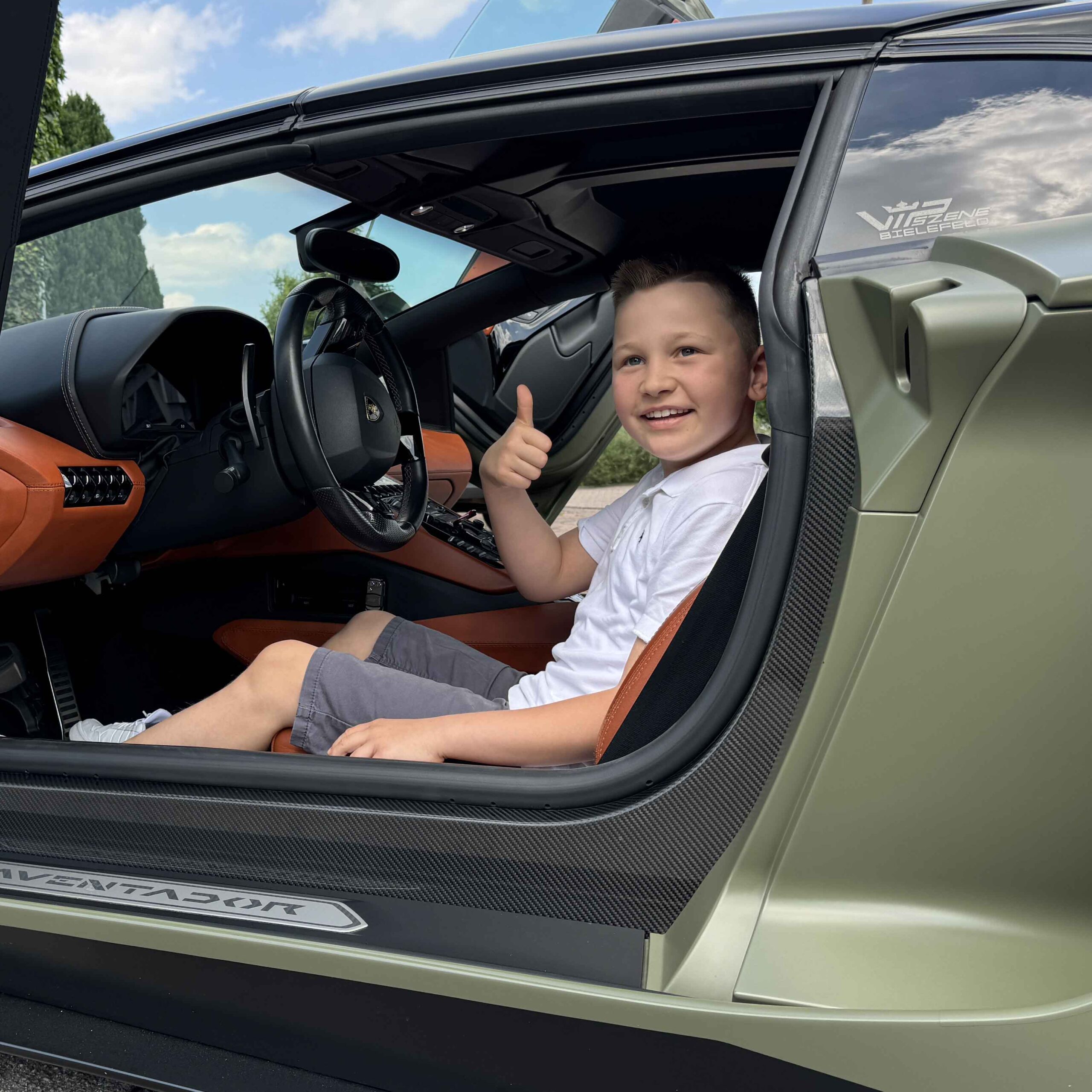 Herzenswunsch Lamborghini Fahrt Haini4Kids Wünsche Kinder Daumen hoch